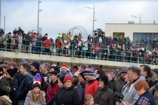 Crowds line the promeade at Seaburn