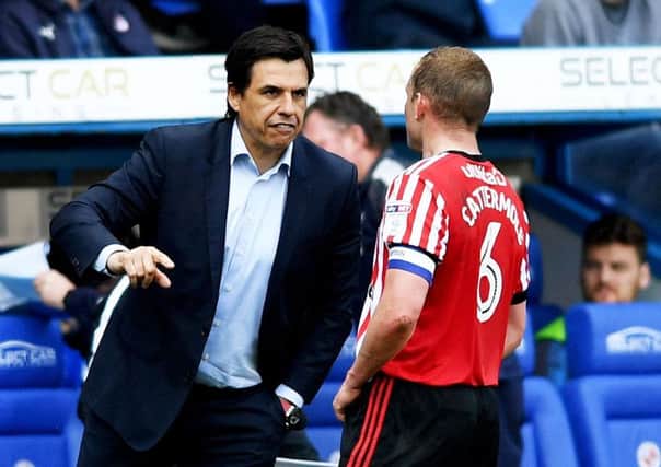 Sunderland manager Chris Coleman talks to captain Lee Cattermole at Reading. Picture by Frank Reid