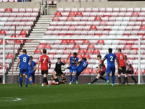 Sunderland defend a Leicester City attack.